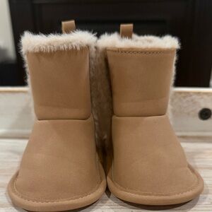 Carter’s Tan/Cream Faux Fur Baby Boots (Size 6-9 mo)